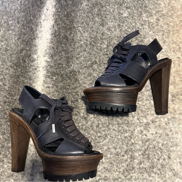 Burberry heels - Picture 2 of 3